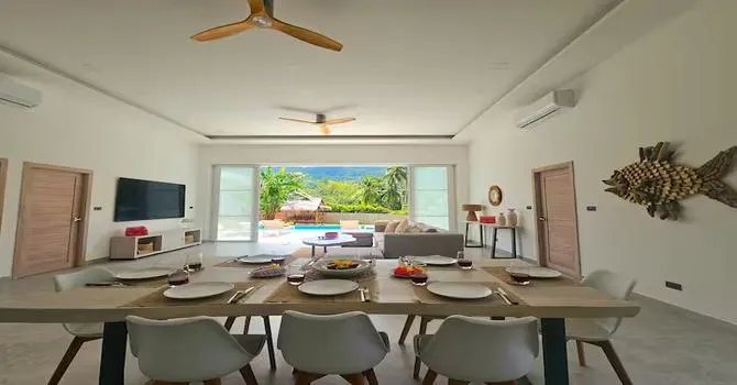 Aurina Villa  Dining