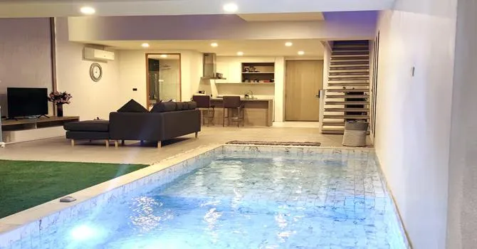 Indoor Pool 2 Bed Walk to Beach  Swimming pool