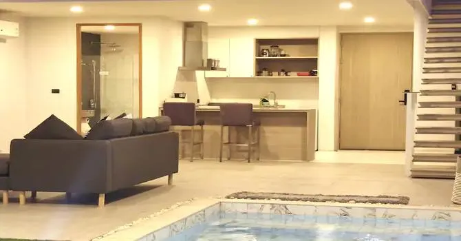 Indoor Pool 2 Bed Walk to Beach  Kitchen