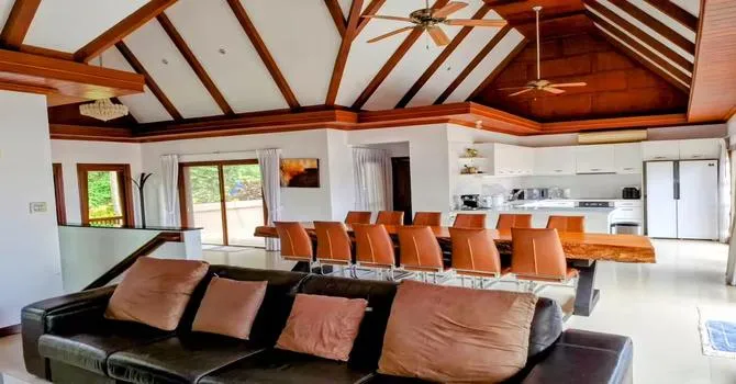 Luxury 5 Bedroom Sea View Villa  Kitchen&Living area