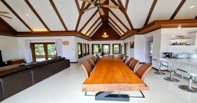 Luxury 5 Bedroom Sea View Villa  Kitchen&Living area