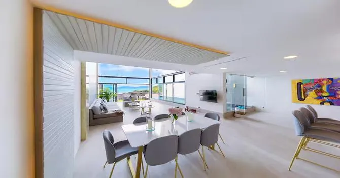 Massive 4 Bedroom  Dining