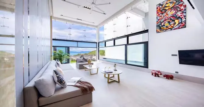 Massive 4 Bedroom  Living area